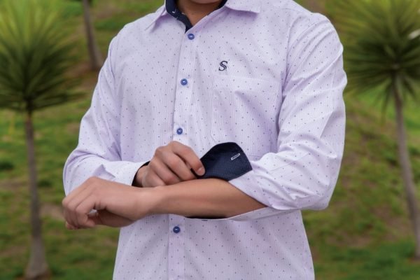 Alternative view of <b>FERNANDO</b>. Camisa manga larga con detalles azul en cuello y puños.