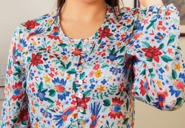 Alternative view of <b>XIMENA</b>. Blusa de seda color blanco estampado de manga larga con puños.