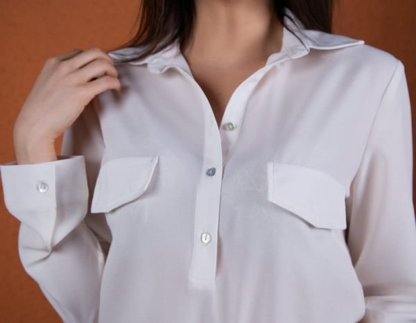 Alternative view of <b>CARLA</b>. Blusa de seda manga larga.