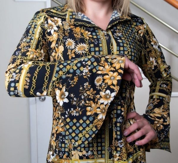 Alternative view of <b>HAYDEE</b>. Blusa de seda estampada, manga larga con ruedo acampanado.