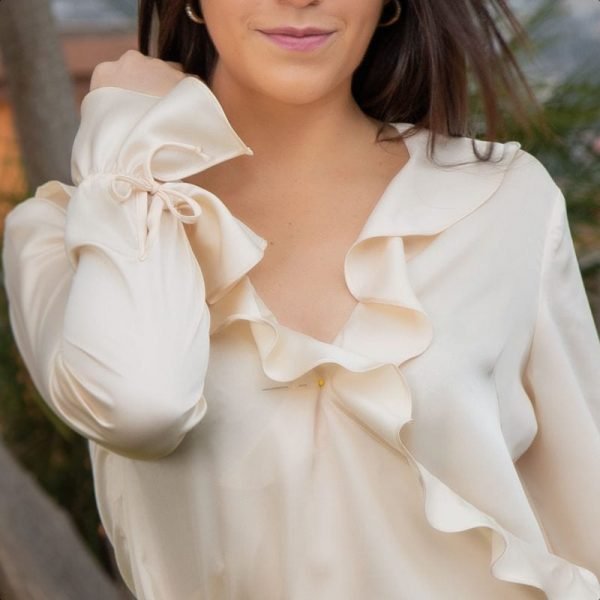 Alternative view of <b>IGNACIA</b>. Blusa de seda manga larga con detalle en los puños.