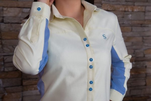 Alternative view of <b>IRENE</b>. Camisa de mujer armada al cuerpo para resaltar la figura.