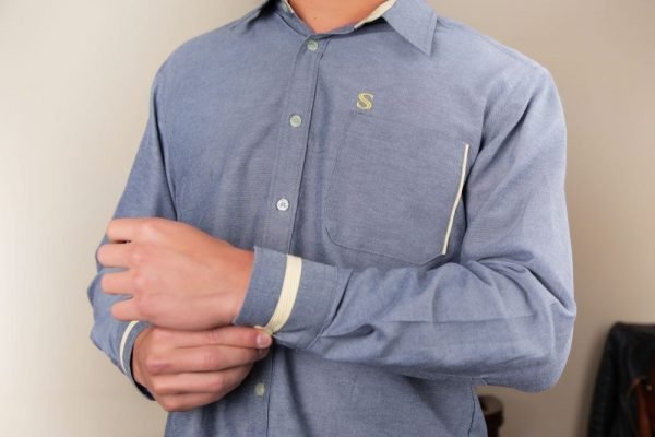 Alternative view of <b>JIMMY</b>. Camisa 100% algodón manga larga con detalles en puños y cuello.