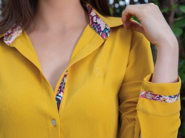 Alternative view of <b>KARINA</b> Camisa de mujer armada al cuerpo con detalles florales en cuello y puños.