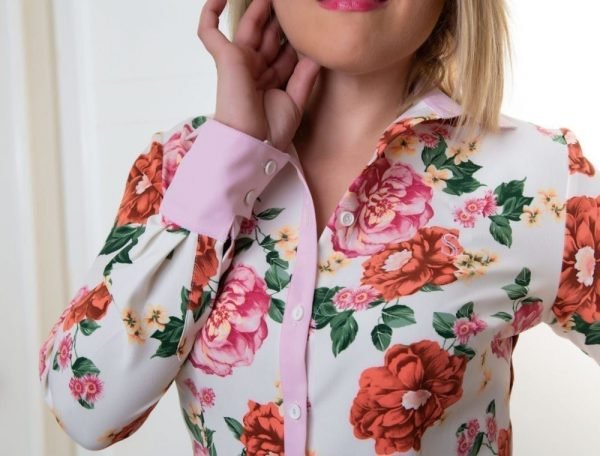 Alternative view of <b>LAURA</b>Camisa de mujer con detalles en los puños, armada al cuerpo.