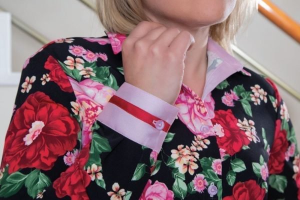 Alternative view of LUCÍA. Camisa de mujer  con detalles en los puños. Cómoda, casual y elegante.