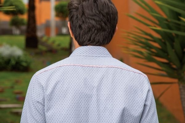 Alternative view of <b>MAURICIO</b>. Camisa semiformal con detalles rosados en puño y hombros.