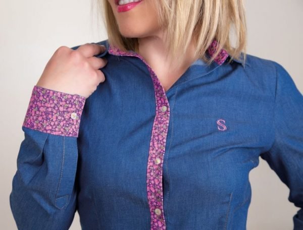 Alternative view of <b>PAOLA</b>. Camisa de mujer jean con detalles estampados.