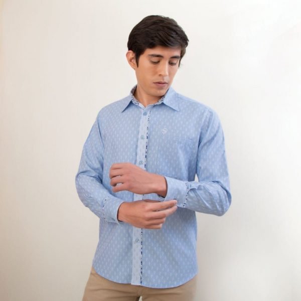 <b>RUBEN</b>. Camisa semiformal manga larga con detalles estampados en azul.