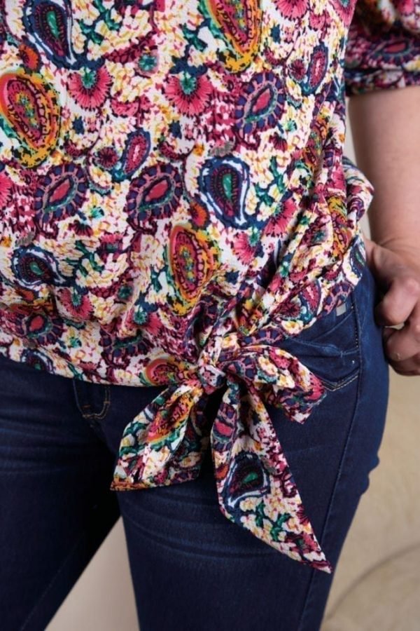 Alternative view of <b>SUSANA</b>. Blusa con manga tres cuartos con lazo en la cadera.