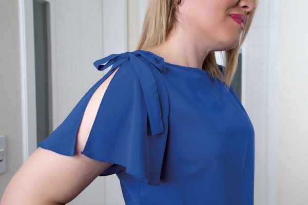 Alternative view of <b>LILIANA</b>. Blusa de seda manga corta con detalles en los hombros y mangas.