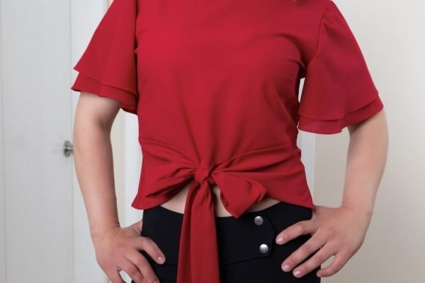 Alternative view of <b>MARÍA</b>. Blusa de seda manga corta con doble vuelo.