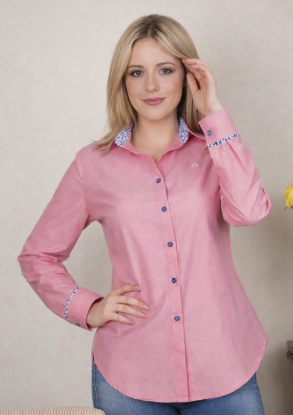<b> ANDREA</b>. Camisa de mujer rosada en degrade con detalles estampados.