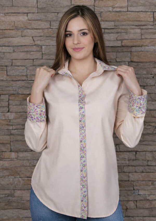 <b>ESTRELLA</b>, Camisa de mujer  100% algodón con detalles en cuello y puños.