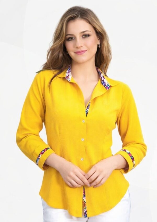 <b>KARINA</b> Camisa de mujer armada al cuerpo con detalles florales en cuello y puños.
