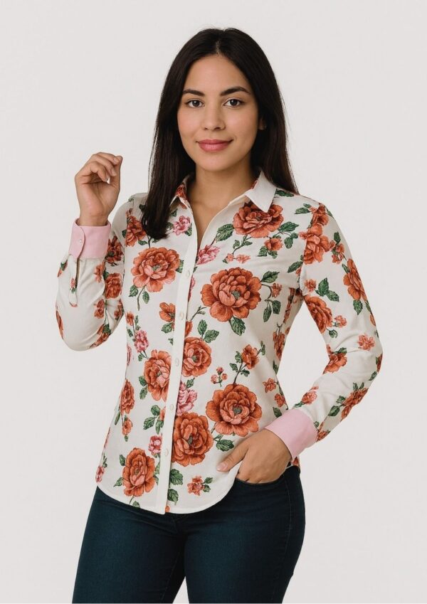 <b>LAURA</b>Camisa de mujer con detalles en los puños, armada al cuerpo.