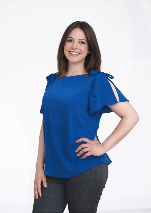 <b>LILIANA</b>. Blusa de seda manga corta con detalles en los hombros y mangas.