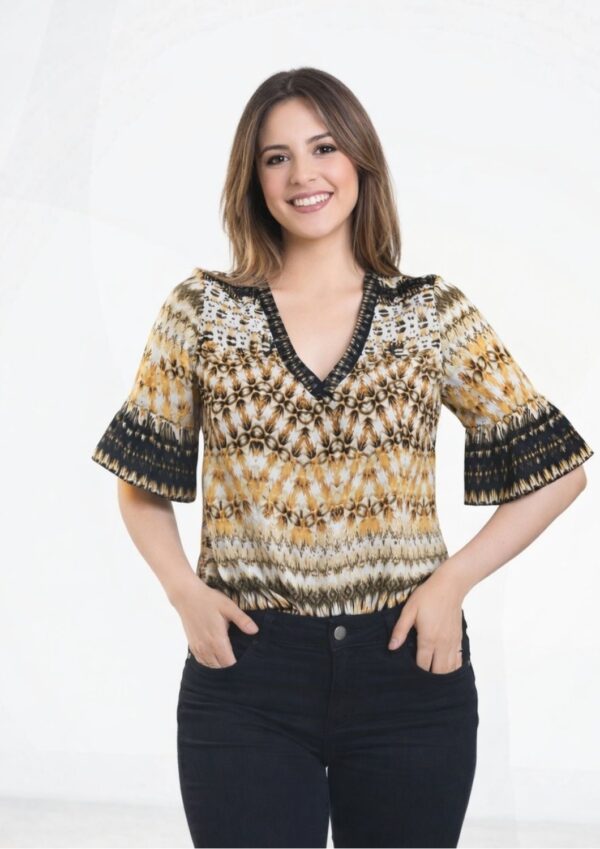 <b>LORENA</b>. Blusa de seda estampada con detalles en mangas.