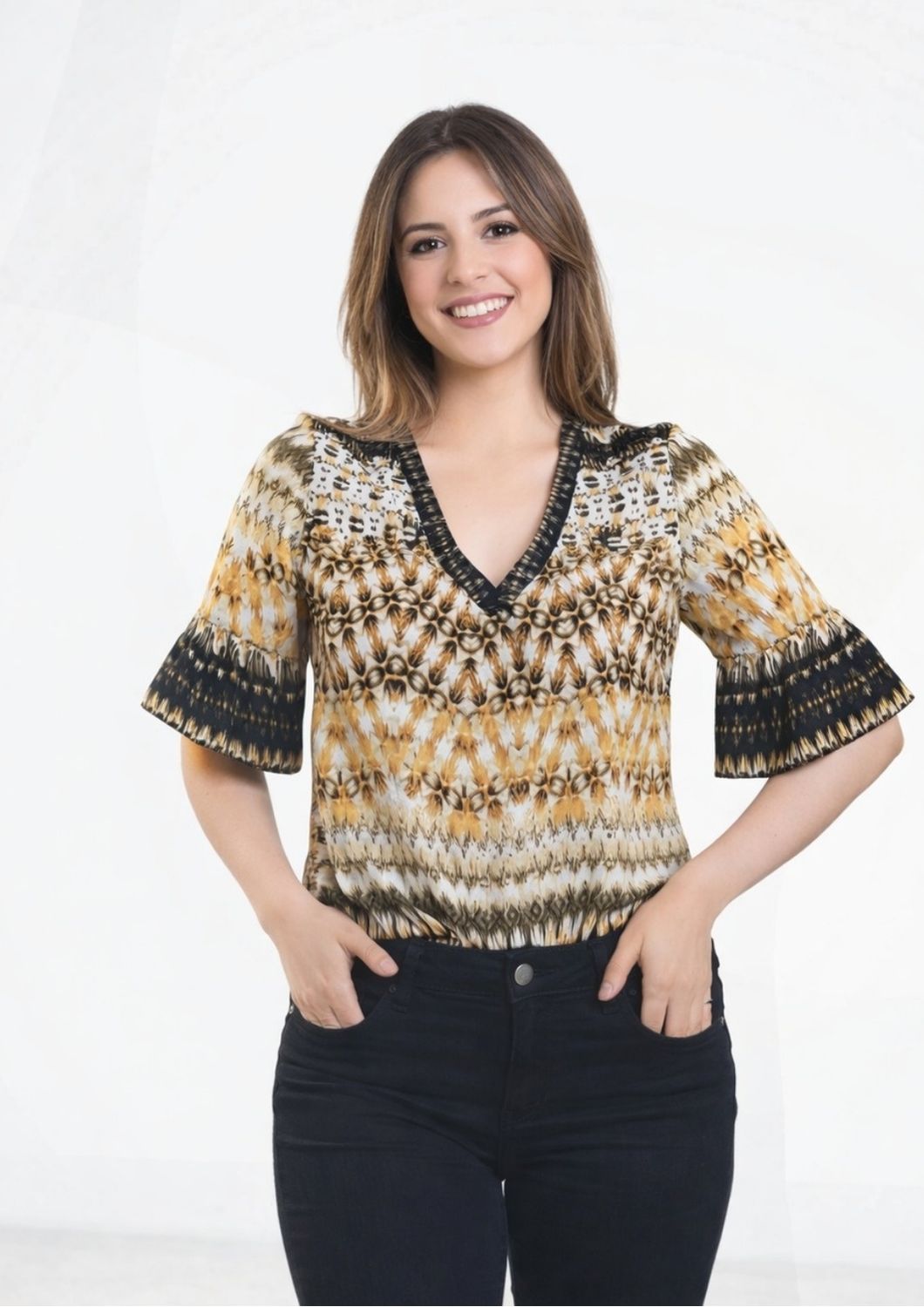 <b>LORENA</b>. Blusa de seda estampada con detalles en mangas.