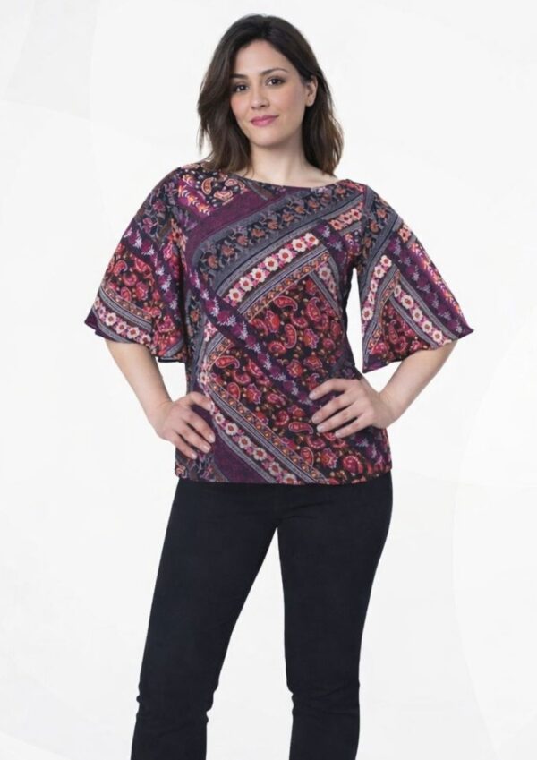 <b>MÓNICA</b> . Blusa de seda se ajusta al cuerpo resaltando la figura.
