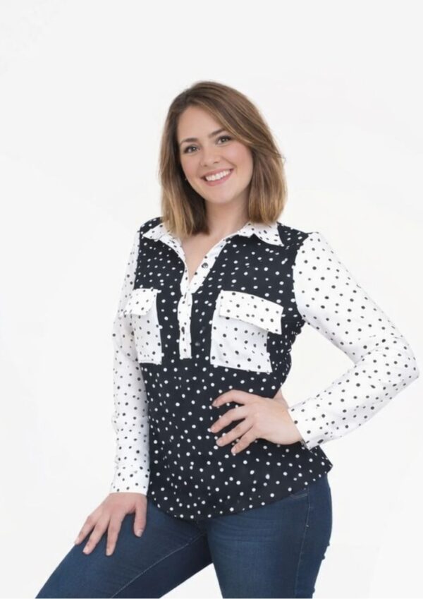 <b>PATRICIA</b> Blusa casual con colores blanco y negro.