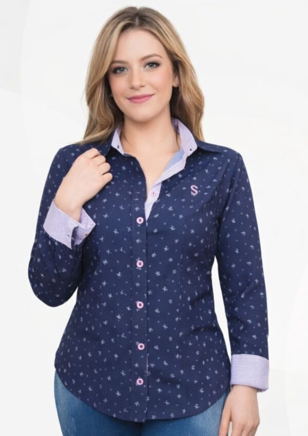 <b>ROSA</b>. Camisa de mujer armada al cuerpo, resalta la figura.