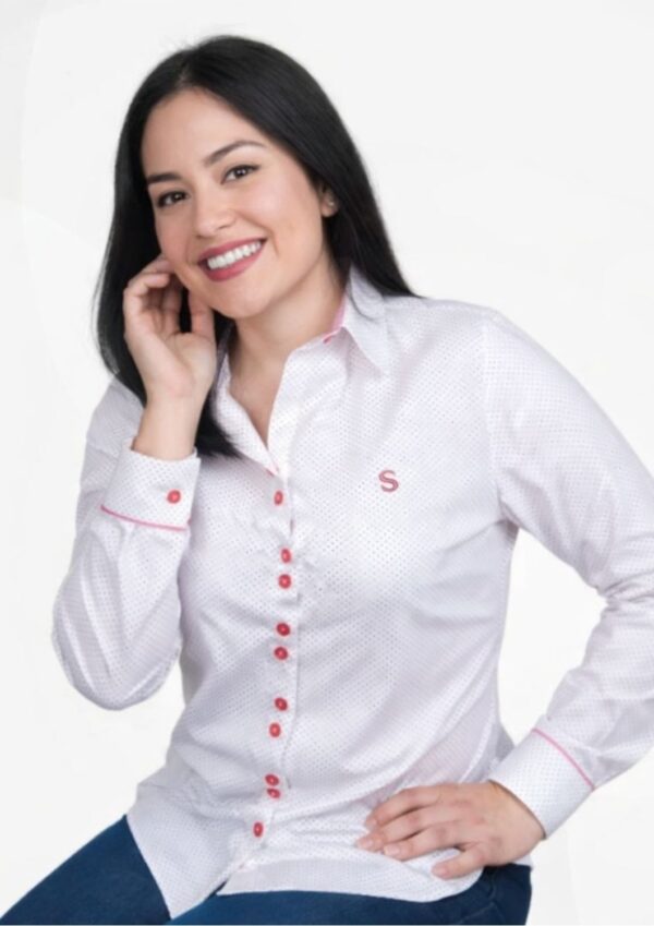 <b>VICTORIA</b>. Camisa de mujer blanca con puños y detalles rojos.