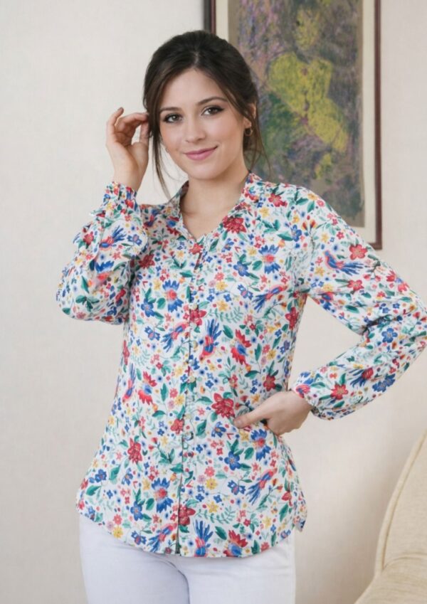 <b>XIMENA</b>. Blusa de seda color blanco estampado de manga larga con puños.
